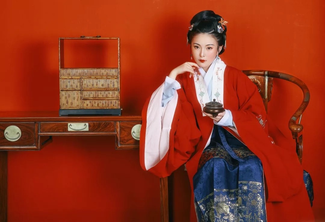 明制漢服與明式家具的雙重奏——南京正大2019春拍預(yù)展大觀！